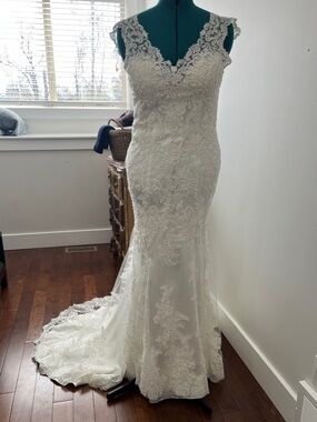 Maggie Sottero “Melanie” Ivory Lace-Back Mermaid Bridal Gown